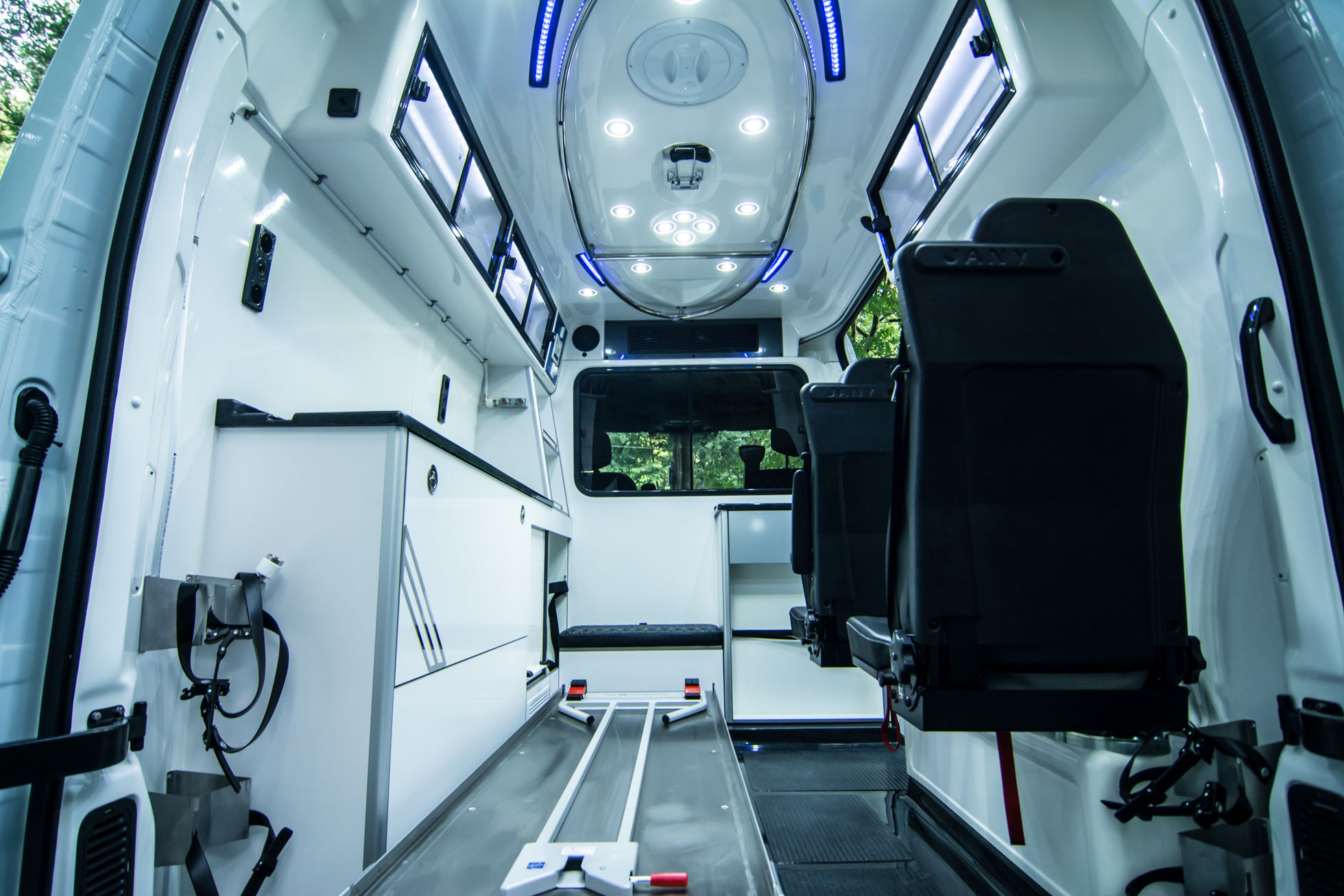cellule-ambulance-haut-de-gamme-black-line-3 qualité des aménagements des véhicules funéraires