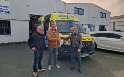 Le Mercedes Sprinter dans sa version UMH pour le SAMU 17, par la centrale UniHa