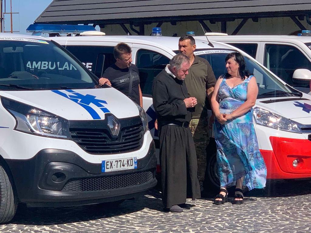Bénédiction des ambulances avant l'acheminement vers les sites de guerre