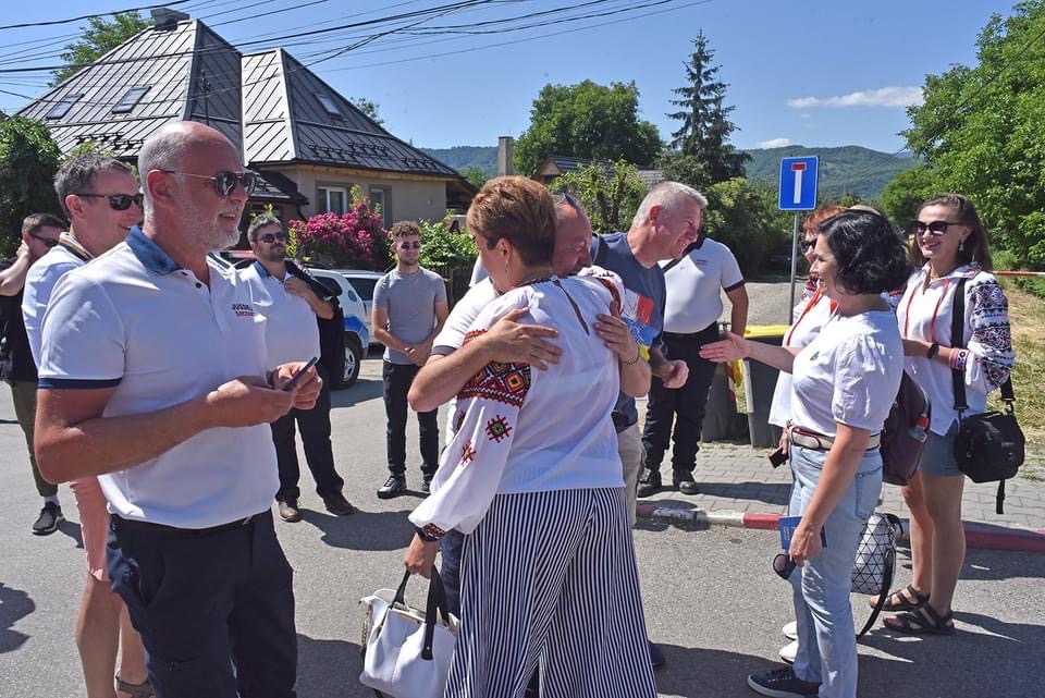 Les femmes ukrainiennes accueillent le convoi côté Roumanie
