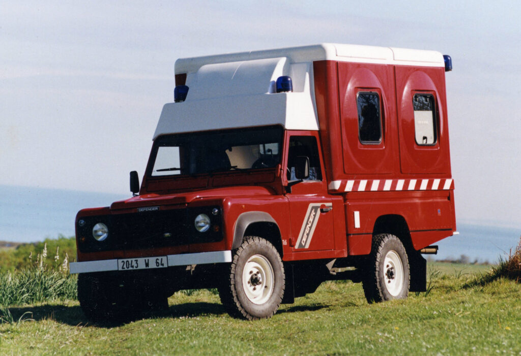 Land Rover Defender : premières innovations tout terrain sur base de 4x4 Pick-up