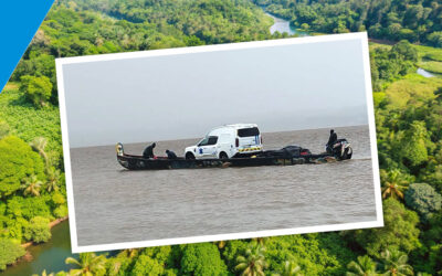Une ambulance 4×4 traverse l’Amazone sur une pirogue : une livraison hors du commun