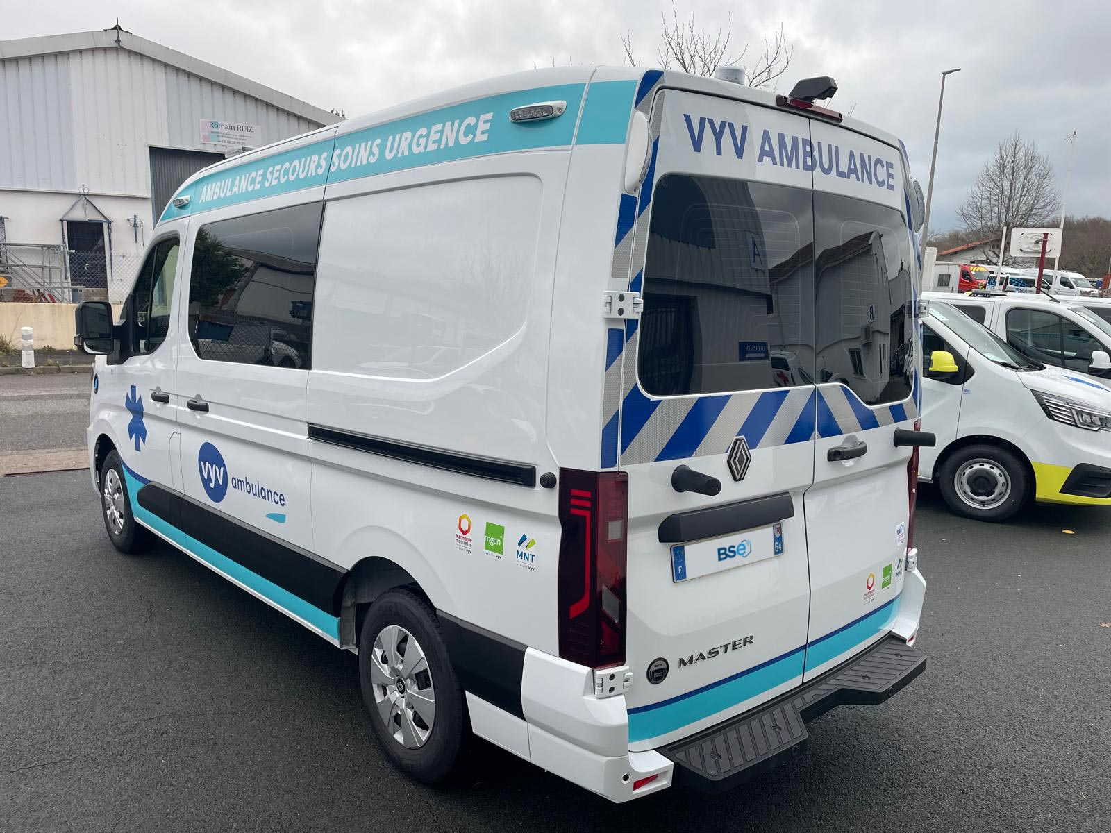 1 Renault Master – Ambulances Douarnenistes Peuziat (Douarnenez, 29) - partenaire VYV Harmonie