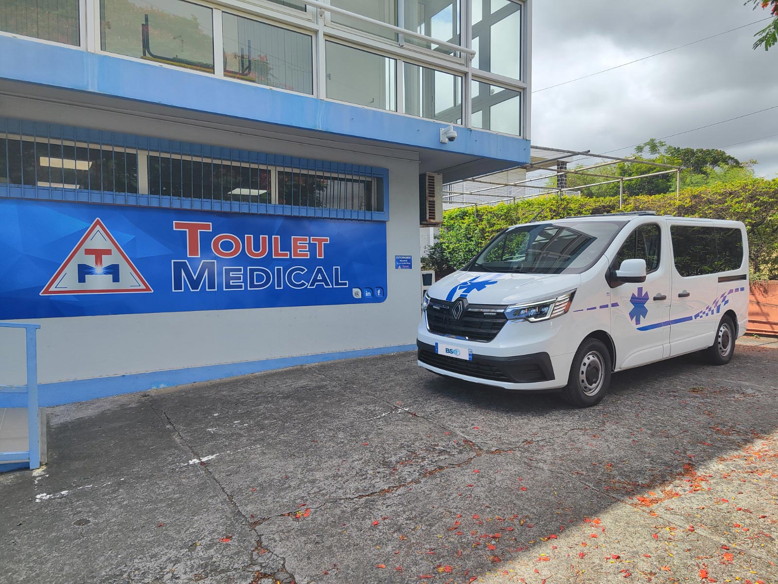 1 Renault Trafic 5 places avec Zephyr O₂ - Ambulance De Bois D’Olives (Saint-Pierre, La Réunion)