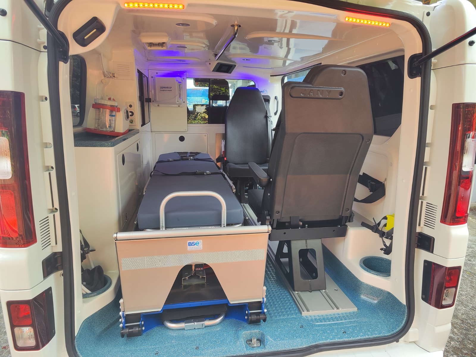 1 Renault Trafic 5 places avec Zephyr O₂ - Ambulance De Bois D’Olives (Saint-Pierre, La Réunion)