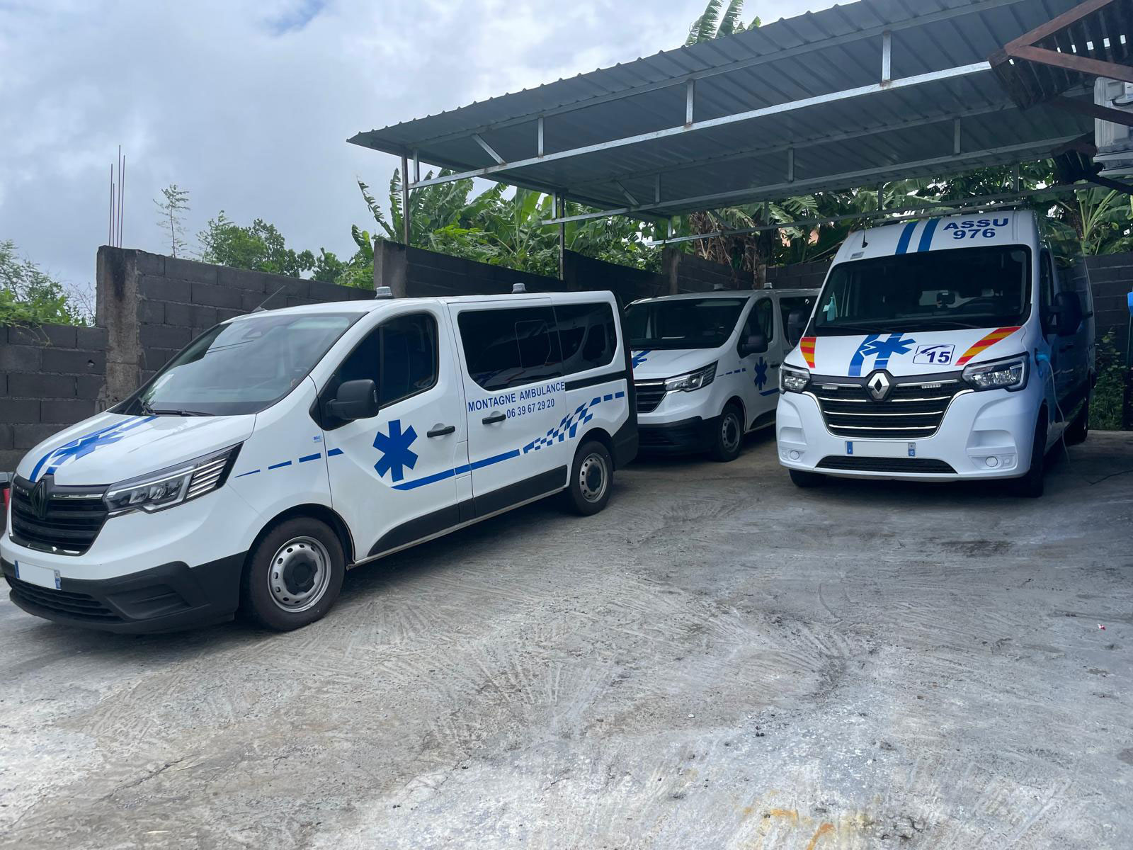 3 ambulances Renault pour Montagne Ambulance à Mayotte