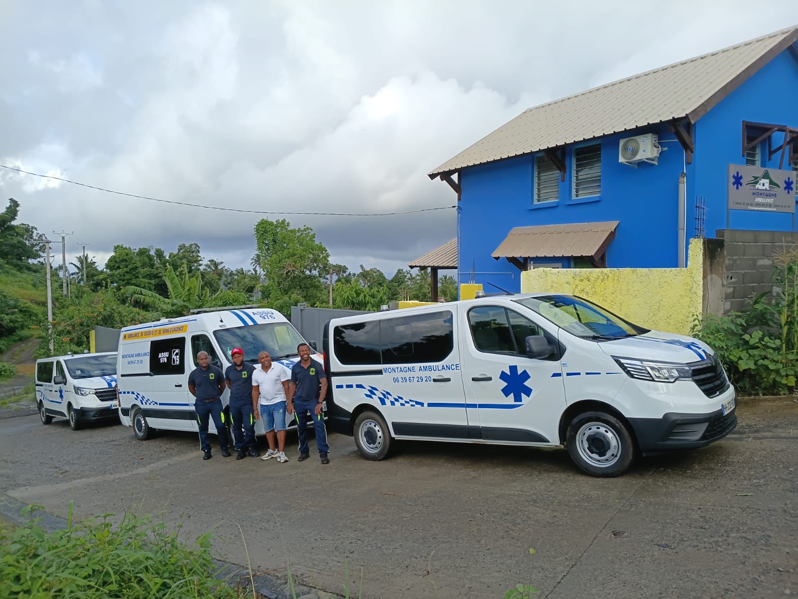 3 ambulances Renault pour Montagne Ambulance à Mayotte