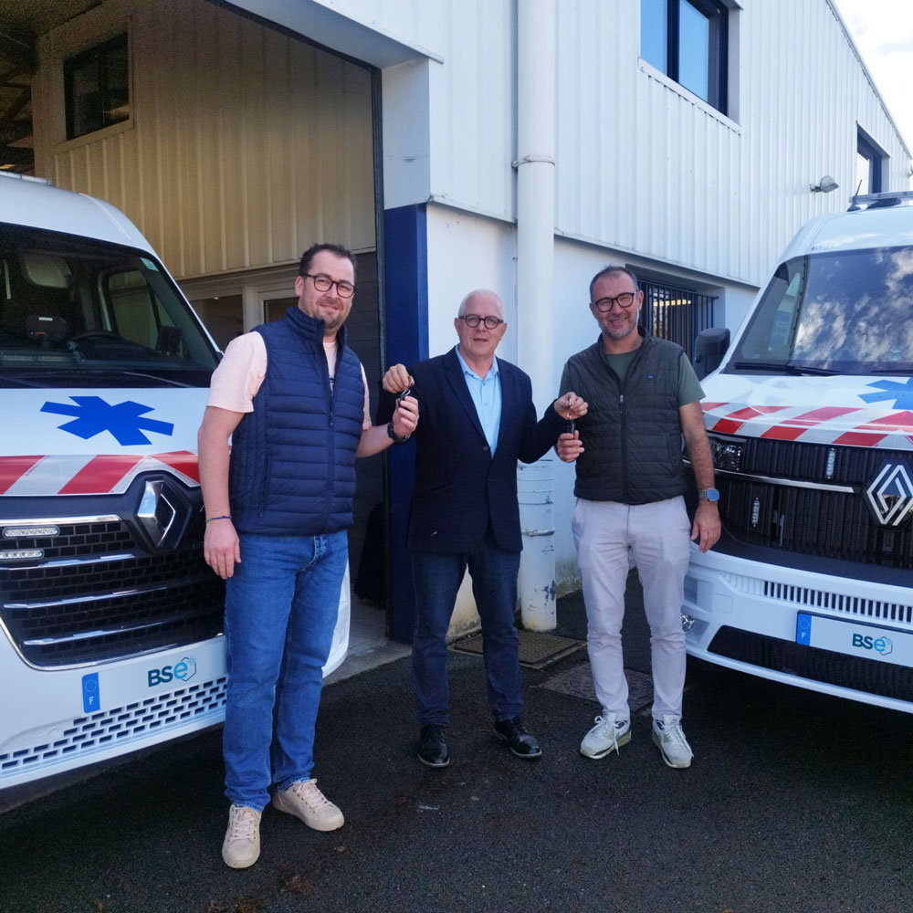 2 Renault Master pour les Ambulances Février et Ambulances Bainaises